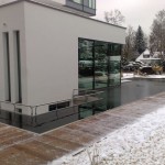 Modernes Haus im Wasser stehend