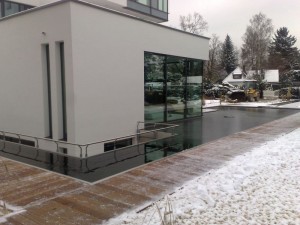 Modernes Haus im Wasser stehend